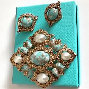 Vintage Sarah Coventry “Remembrance” Robins Egg Blue Cabochon Faux Pearl Pin